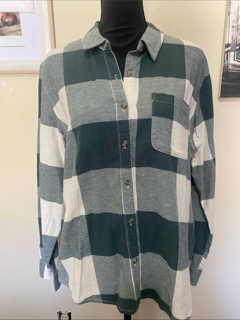 Universal Thread Green and White Plaid Button-Down Shirt Sz L